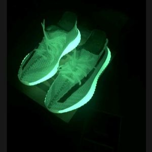 Yeezy boost 350 v2  SIZE 11.5 MEN